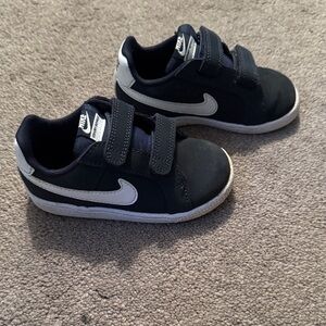Nike Kids Black and White Sneakers size 7c